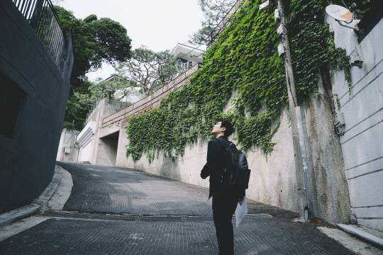 반지하에 스미는 제한된 햇볕 “부자는 뭐라도 더 갖는단 의미”