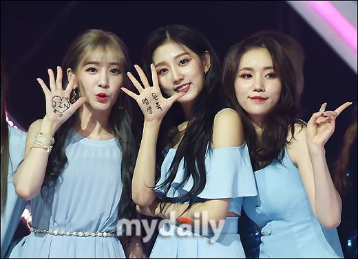 ▲ 러블리즈 '진 생일 축하해~'