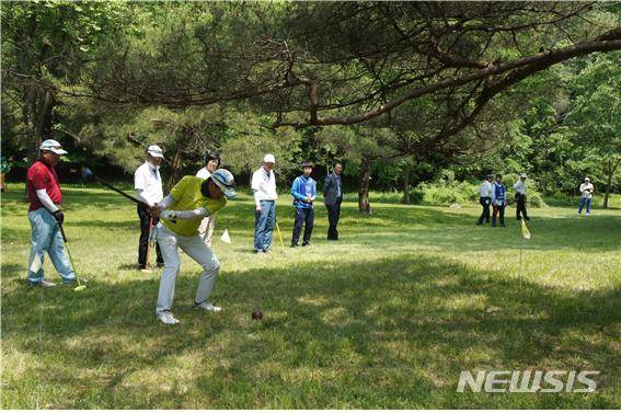 【보은=뉴시스】충북 보은 속리산 우드볼경기장에서 열린 한국오픈우드볼대회 모습.(사진=보은군 제공) photo@newsis.com