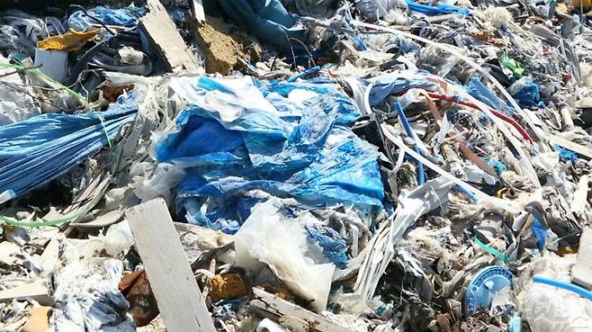 의성 '쓰레기 산'에 폐기물이 쌓여있는 모습. (사진=이충현 기자)