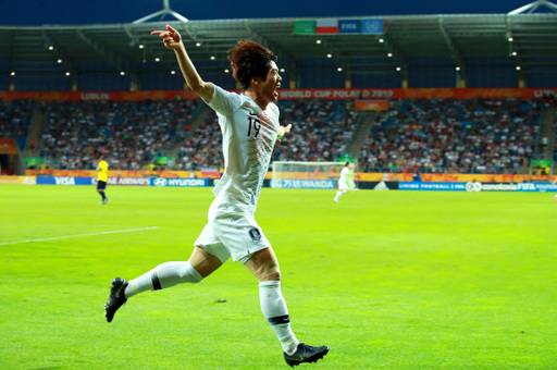 11일 오후(현지시간) 폴란드 루블린 경기장에서 열린 2019 국제축구연맹(FIFA) 20세 이하(U-20) 월드컵 4강전 한국과 에콰도르의 경기. 전반 이날 결승골의 주인공 최준이 골을 넣은 뒤 두 팔을 벌리며 루블린 경기장 그라운드를 달리고 있다. 루블린=연합뉴스