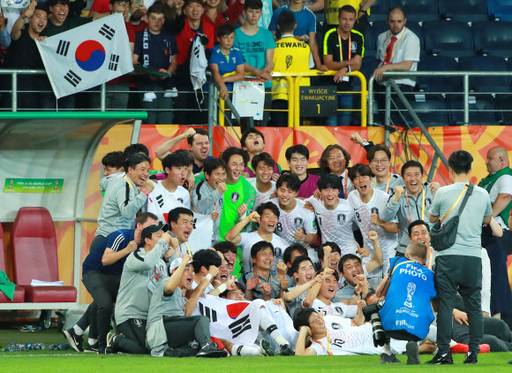 폴란드 루블린 경기장에서 열린 2019 국제축구연맹(FIFA) 20세 이하(U-20) 월드컵 4강전 한국과 에콰도르의 경기가 1-0 한국의 승리로 끝난 뒤 U-20 대표팀 정정용 감독, 이강인 등 선수단 전원이 기념사진을 찍고 있다. 루블린=연합뉴스