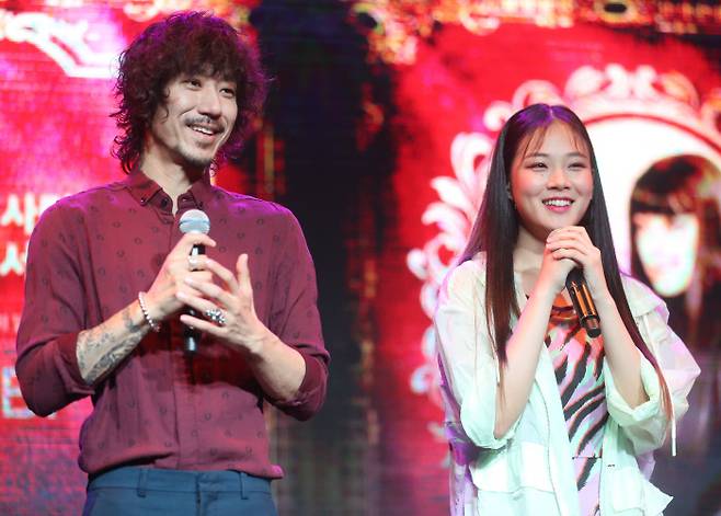 필굿뮤직 대표인 가수 타이거JK(왼쪽)가 12일 오후 서울 마포구 서교동 무브홀에서 열린 가수 비비 데뷔 앨범 ‘사랑하는 사람들을 위한 지침서’ 발매기념 쇼케이스에서 비비를 소개하고 있다. 사진 연합뉴스