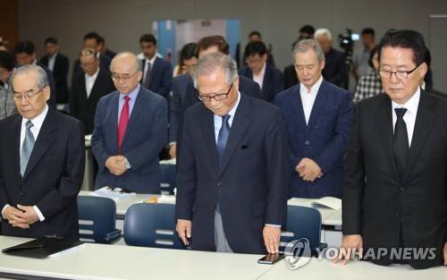 추모 묵념 (서울=연합뉴스) 서명곤 기자 = 13일 오전 서울 서대문구 김대중도서관에서 열린 6ㆍ15 남북정상회담 19주년 기념 학술회의에서 참석자들이 고(故) 김대중 전 대통령 부인인 고 이희호 여사를 추모하는 묵념을 하고 있다. 왼쪽부터 임동원 전 국가정보원장, 정세현 전 통일부 장관, 민주평화당 박지원 의원. 2019.6.13 seephoto@yna.co.kr