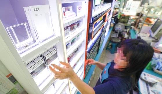 미국 전자담배 1위 쥴, 한국 정식판매 시작   (서울=연합뉴스) 김도훈 기자 = 미국 전자담배 시장 1위 제품인 '쥴'(JUUL)의 한국 정식 판매가 시작된 24일 오후 서울 용산구 GS25 동자제일점에서 매장 관계자가 제품을 정리하고 있다. 2019.5.24   superdoo82@yna.co.kr (끝) <저작권자(c) 연합뉴스, 무단 전재-재배포 금지>