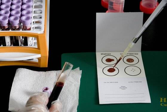 혈액형을 바꾸는 기술이 개발됐다. 사람의 몸 속 박테리아에서 찾아낸 효소를 이용하는 방법이다. 모든 환자에게 수혈이 가능한 O형 헌혈이 많아지면, 혈액 수급 문제를 해결할 수 있을 것으로 예상된다. 사진은 국방부가 공개한 군인 전사자 신원 확인용 혈액 보관 키트. [사진 국방부]