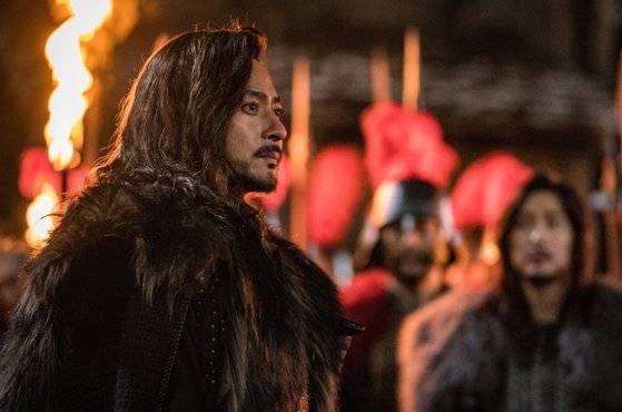 타곤(장동건)은 아스달 연맹장인 아버지 산웅(김의성)과도 큰 대립과 갈등을 겪는다. 사진=tvN