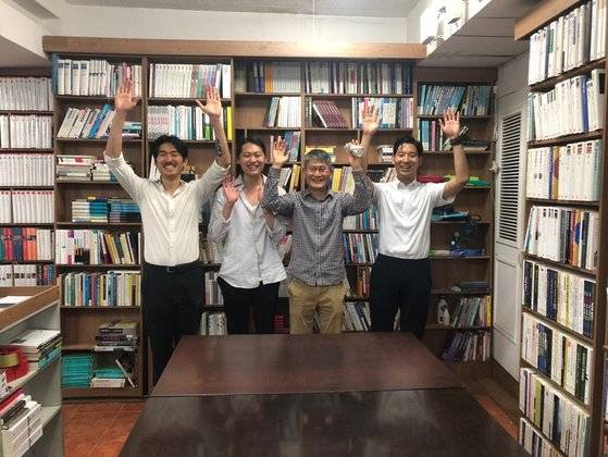 26년 동안 운영한 책방 풀무질을 폐업한 은종복 풀무질 대표(왼쪽 세번째)와 새로 풀무질을 인수한 전범선(왼쪽부터), 장경수, 홍성환 씨. 전범선 씨 본인 제공
