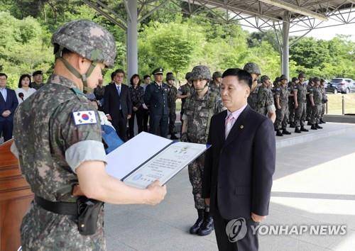 육군 35사단, 한국전쟁 참전 용사 가족에게 훈장 전수 (임실=연합뉴스) 석종건 육군 35사단장(왼쪽)이 3일 한국전쟁에서 전공을 세운 고 황인석 옹의 아들 황성배 씨에게 무성화랑무공훈장을 수여하고 있다.      고인은 한국전쟁 당시 5사단 포병으로 도솔산 전투 등에서 용맹을 떨쳤으나 부상으로 1955년 8월 상병으로 제대했다. 2019.6.3 [육군 35사단 제공. 재판매 및 DB 금지]