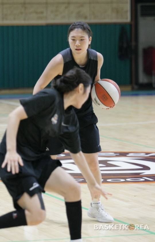 아산&nbsp;전지훈련에서&nbsp;1대1&nbsp;대결을&nbsp;펼치고&nbsp;있는&nbsp;우리은행&nbsp;기대주&nbsp;나윤정