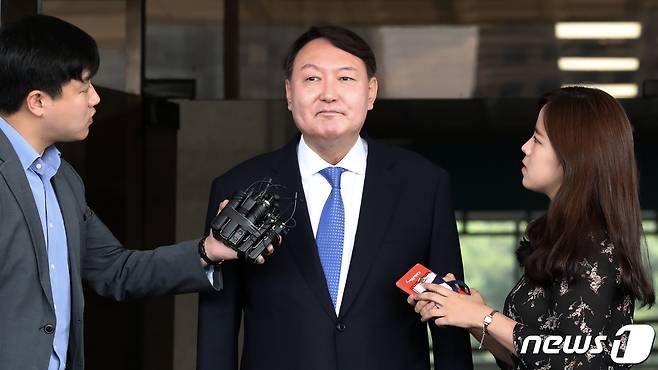 신임 검찰총장 후보자로 지명된 윤석열 서울중앙지검장이 17일 서울 서초구 서울중앙지방검찰청을 나서며 취재진의 질문을 받고 있다. 2019.6.17/뉴스1 © News1 민경석 기자