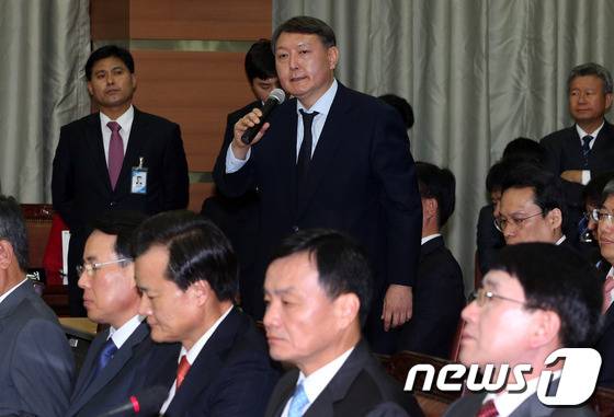윤석열  검찰총장 후보자. 사진은 윤 후보자가 지난 2013년 10월 21일 오후 서울 서초동 고등검찰청에서 열린 국회 법제사법위원회의 서울중앙지방검찰청과 수원지방검찰청 등 서울고등검찰청 산하 일선 검찰청에 대한 국정감사에서 의원들의 질의에 답변하고 있는 모습. 2013.10.21/뉴스1