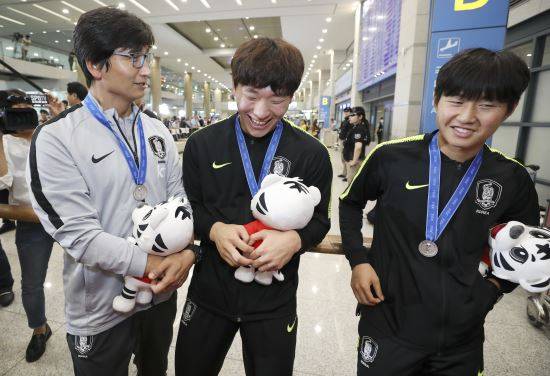 2019 국제축구연맹(FIFA) U-20 월드컵서 준우승을 차지한 한국 U-20 축구대표팀 정정용(왼쪽부터) 감독과 이광연, 이강인이 17일 오전 인천국제공항을 통해 귀국해 대화를 나누며 미소짓고 있다. 뉴시스