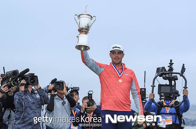 US오픈 트로피를 번쩍 들어 올리는 게리 우드랜드.