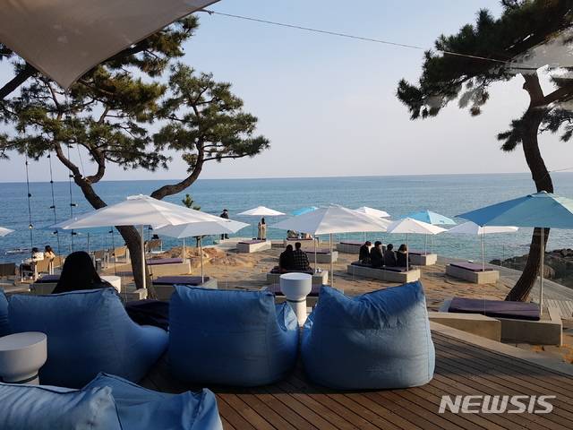 [부산=뉴시스] 허상천 기자 =부산시는 지난 5월 기장군에 위치한 웨이브온 등  ‘낭만카페 35선’을 선정했다. 2019.06.17. (사진 = 부산시 제공) photo@newsis.com