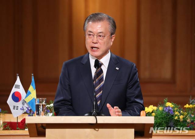 【스톡홀름(스웨덴)=뉴시스】전신 기자 = 스웨덴을 국빈 방문 중인 문재인 대통령이 14일 스톡홀름 스웨덴 의회에서 '한반도 비핵화와 평화를 위한 신뢰' 주제로 연설하고 있다. 2019.06.14.   photo1006@newsis.com