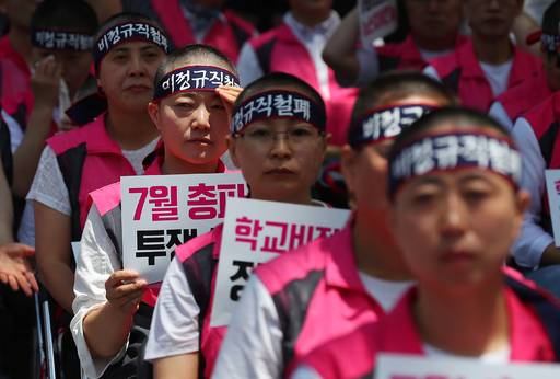 17일 서울 종로구 청와대 사랑채 옆 도로에서 학교비정규직 여성노동자들이 총파업 승리 삭발 투쟁 결의대회를 하고 있다.