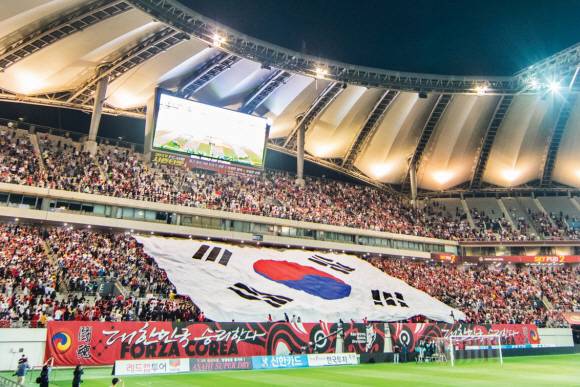 서울에서도 “졌잘싸 대한민국”  - 국제축구연맹(FIFA) 20세 이하(U20) 월드컵 결승전을 응원하기 위해 16일 서울월드컵경기장에 모인 관중들이 경기가 시작되기 직전 대형 태극기를 들어 올리고 있다. 류재민 기자 phoem@seoul.co.kr