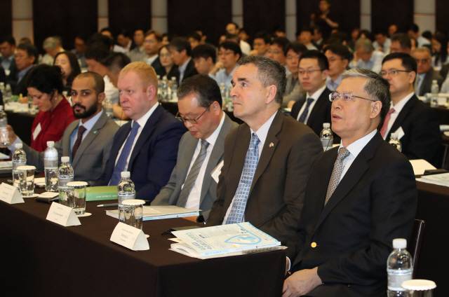 리판롱(오른쪽) 중국 국가에너지국 차관이 17일 오전 서울 중구 웨스틴조선호텔에서 열린 ‘2019 국제수소에너지 컨퍼런스’에서 참석해 수소에너지의 미래 등에 대한 기조연설을 경청하고 있다./연합뉴스