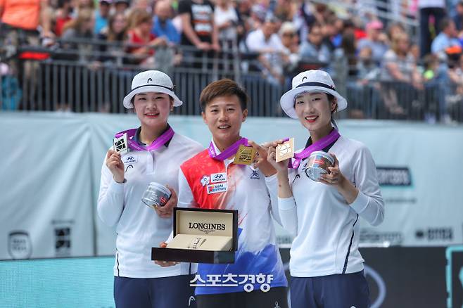 2019 세계양궁선수권대회에서 여자 개인전 은메달과 동메달을 딴 강채영(왼쪽)과 최미선(오른쪽). 대한양궁협회 제공