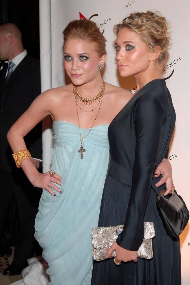 2005년 11월 8일 올슨 자매는 진한 스모키 메이크업에 과감한 드레스와 우아한 차콜 드레스를 선택해 다른 분위기를 연출했다.