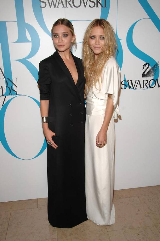 2007 6월 24일 매니시한 코트와 웨이스트 라인에 포인트를 준 화이트 드레스의 환상 조합. 블랙 & 화이트 스타일링의 진수를 보여준 그녀들. 등장하자마자 취재진의 스포트라이트를 받았다.