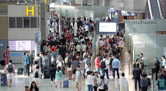 여행객들로 북적이는 인천공항   (영종도=연합뉴스) 김인철 기자 = 지난해 8월 13일 오전 인천국제공항 출국장이 막바지 휴가를 떠나려는 여행객들로 붐비고 있다. 2018.8.13   yatoya@yna.co.kr (끝) <저작권자(c) 연합뉴스, 무단 전재-재배포 금지>