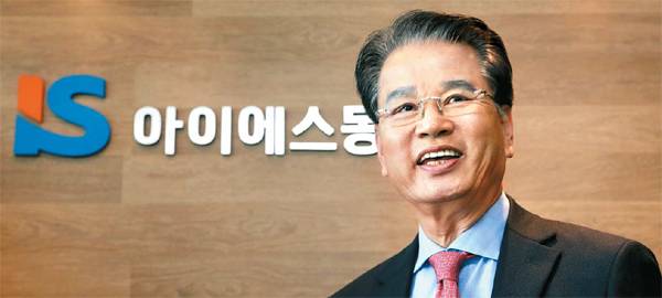 권혁운 아이에스동서 회장이 17일 서울 강남구 청담동 아이에스동서 서울사무소에서 아이에스동서의 전신인 일신을 1987년 창립한 이래 32년간 회사를 이끌며 외환위기(IMF) 등을 이겨내고 매출액 2조원에 육박하는 기업으로 키운 스토리를 들려주고 있다. [이승환 기자]