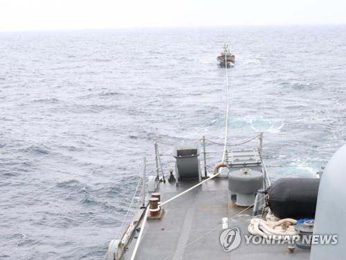 삼척항에서 북한어선이 발견되기 전인 지난 11일 구조된 다른 북한어선 예인 장면 (서울=연합뉴스) 지난 11일 동해상에서 기관고장으로 표류 중이던 북한어선 1척(6명 탑승)을 예인하는 장면. 이 선박과 선원들은 북한에 인도됐다. 2019.6.11 [합동참모본부 제공, 재판매 및 DB 금지]