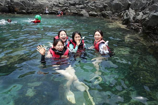 서울에서 여행을 온 곽미혜(사진 왼쪽에서 두 번째)씨와 동갑내기 친구들이 황우지 선녀탕에서 구명조끼를 입고 물놀이를 즐기고 있다.  사진 송호균 제공