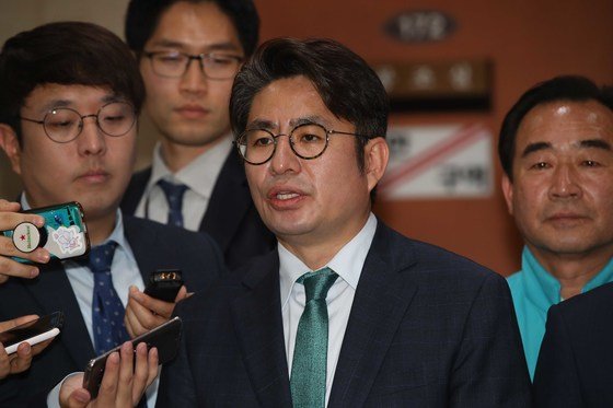 바른미래당 송파을 박종진 후보가 지난해 5월 25일 국회 정론관에서 기자회견을 열고 손학규 위원장 불출마에 관한 발언을 하고 있다.