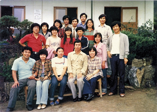 이재서 총재(앞줄 왼쪽 네 번째)가 같은 해 8월 제1기 하계수련회에서 한국밀알선교단 단원들과 기념촬영하는 모습.
