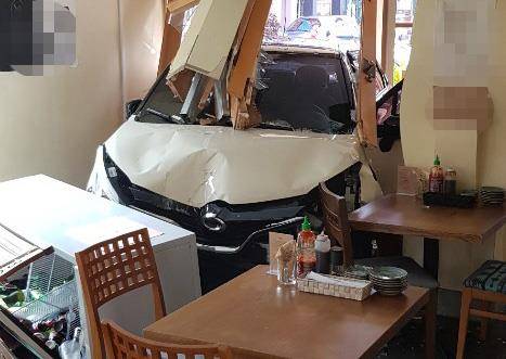 음식점으로 돌진한 차량 [서귀포소방서 제공. 재판매 및 DB금지]