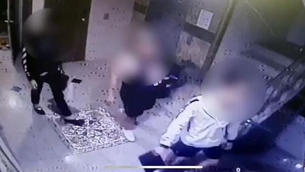 지난 9일 10대 4명이 광주 북구의 한 원룸에 들어가고 있다. 이들은 이날 이곳에서 B(19)군을 폭행해 숨지게 한 혐의를 받고 있다. /광주지방경찰청 제공