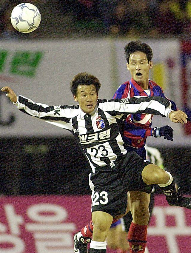 부천SK 시절의 조성환(왼쪽) 전 제주감독과 안양LG 시절의 최용수 현 서울감독. 한국일보 자료사진