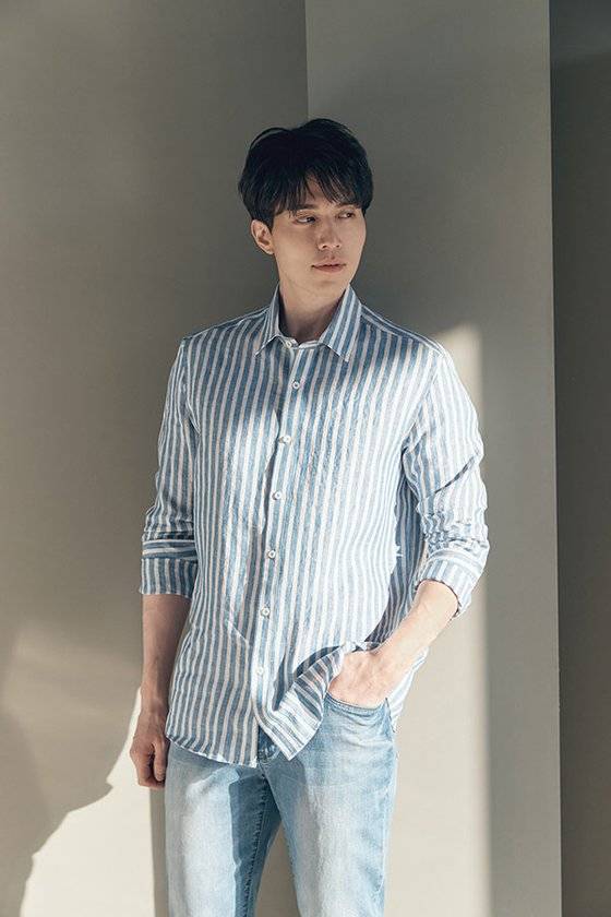 리넨셔츠를 코디한 배우 이동욱. 다양한 컬러의 리넨 셔츠는 비즈니스 캐주얼 룩으로 연출할 수 있다. [사진 웰메이드 화보]