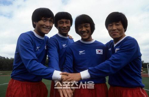 1986 멕시코월드컵 축구국가대표팀 멤버들이 월드컵을 앞두고 파이팅을 외치며 웃고있다. 왼쪽부터 허정무, 조영증, 조광래, 박창선. 스포츠서울DB