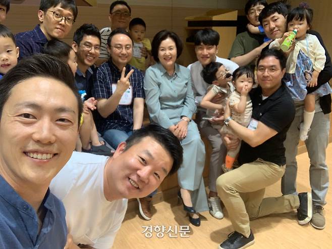 이혁호씨가 용인시와 함께 기획 ,진행한 아빠 육아 행사에서 참가자들이 김정숙 여사와 함께 기념사진을 찍고 있다. 앞 쪽 왼쪽 두번째가 이혁호씨(이혁호씨 제공)
