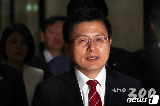 황교안 자유한국당 대표가 20일 서울 여의도 국회에서 열린 최고위원회의에 참석하고 있다. /사진=뉴스1