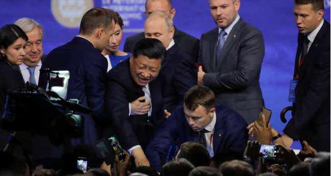 6월 7일 러시아 상트페테부르크에서열린 국제경제포럼에 참석한 시진핑 중국 국가주석이 경호원의도움을 받아 행사장을 나서고 있다. [AP=뉴시스]