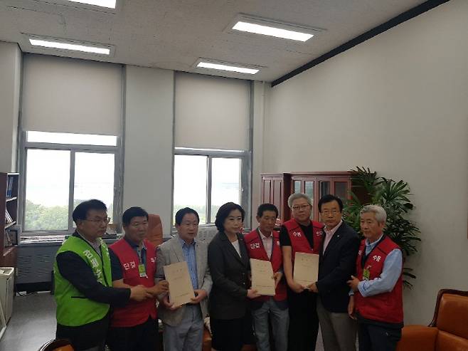 박순자(가운데) 국회 국토교통위원회 위원장과 3기 신도시 전면백지화 연합대책위원회 집행부가 21일 오전 서울 여의도 국회에서 만나고 있다. 사진=연합대책위