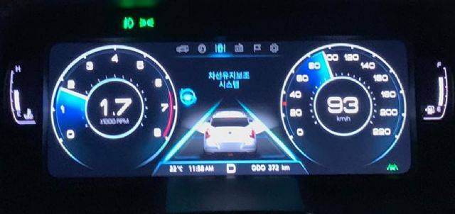 티볼리 10.25인치 클러스터에 나타나는 차선유지보조시스템 (사진=지디넷코리아)