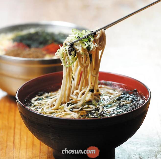 매끌매끌하고 차진 메밀면을 후루룩 목으로 넘기다 보면 한낮 땡볕도 잊힌다. ‘베테랑칼국수’ 전주본점의 메밀냉국수는 멸치로 국물 맛을 내서 가다랑어포를 쓰지 않았는데도 향과 맛이 개운하고 진하다. 달고 짭조름하고 시원한 전주만의 맛이다. /영상미디어 양수열 기자