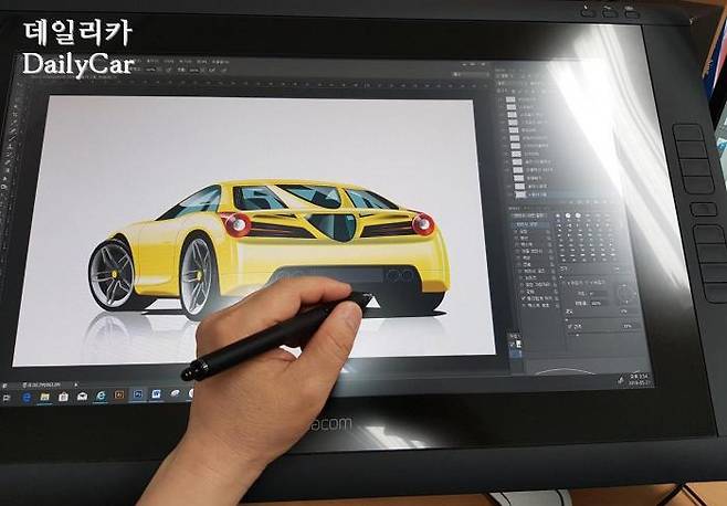 펜 형태의 디지털 도구 신틱에 의한 렌더링 작업