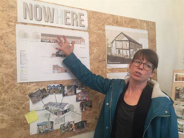 브릿 유겐슨씨가 홈베이크드 공동체토지신탁의 빈집 개조 작업에 대해 설명하고 있다.