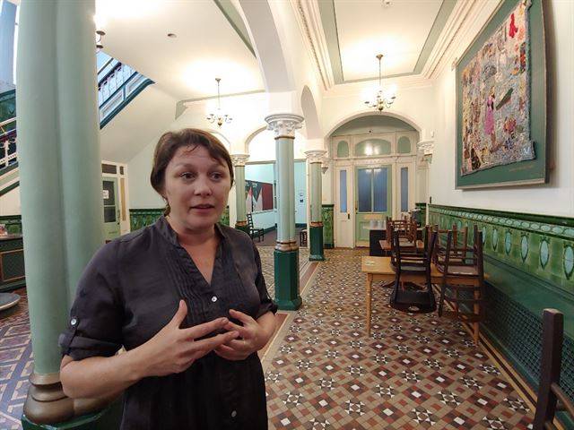 아누슈카 다이튼씨가 주민들이 스트렛포드 퍼블릭 홀을 소유하게 된 과정을 설명하고 있다. 퍼블릭 홀은 내부에는 100여년 전 내부 장식이 그대로 보존돼 있다.