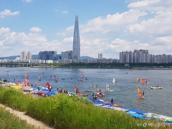 23일 서울 한강공원 뚝섬지구 인근 윈드서핑장에서 동호인들이 윈드서핑과  패들보트  등 수상스포츠를 즐기고 있다./사진=조성훈기자