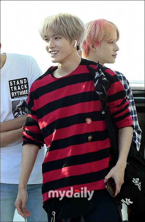 ▲ NCT 127 태용 '시선 끄는 스트라이프 티셔츠'