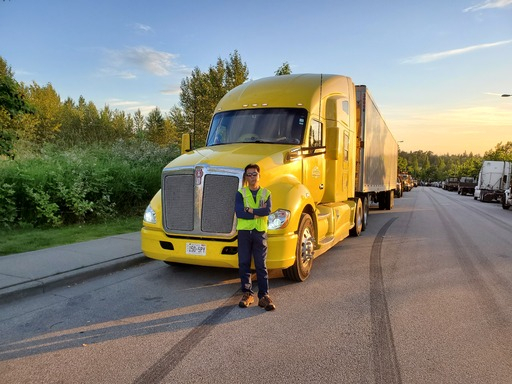 북미대륙을 누비는 트럭커 최창기씨와 ‘돌쇠’라는 애칭을 지닌 그의 트럭 켄워스 T680. 510마력에 트레일러까지 합쳐 길이가 약 16m에 달한다.
