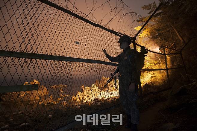 육군 23사단 소초 근무병이 해안 철책선을 점검하고 있다. [출처=육군]